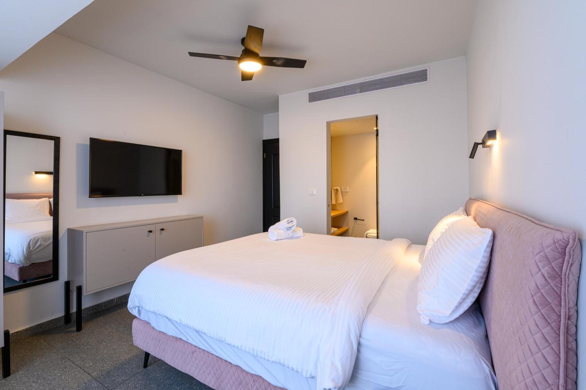 Rokah Luxury Villa At Ramat Hahayal Tel Aviv Room photo
