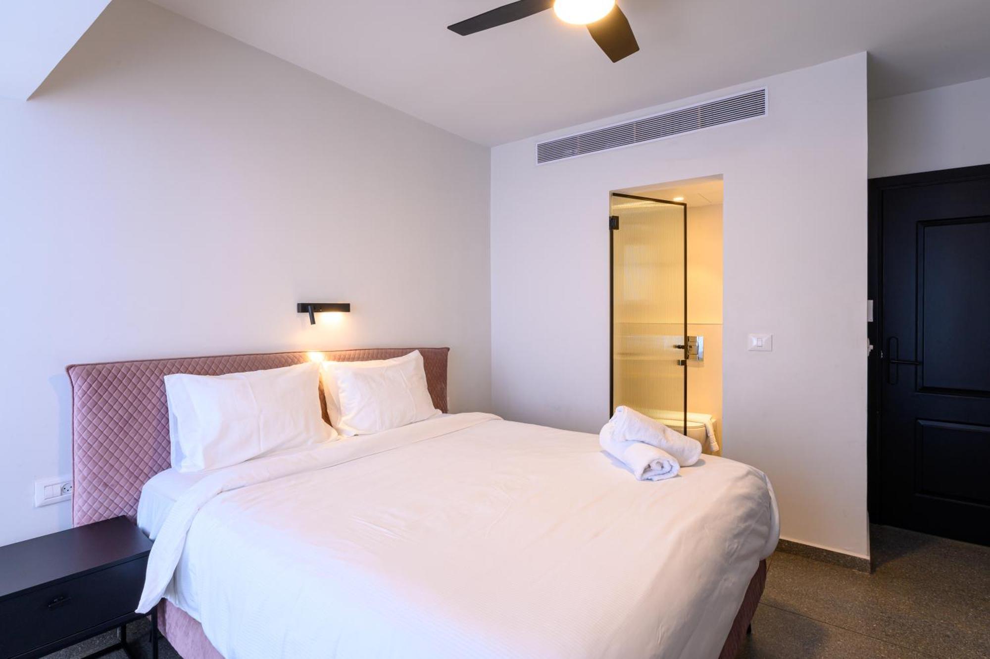 Rokah Luxury Villa At Ramat Hahayal Tel Aviv Room photo